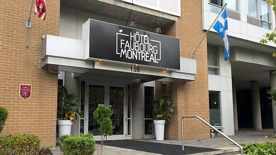 Entrée de l'Hôtel Faubourg Montréal avec une enseigne moderne, une végétation luxuriante et des drapeaux canadiens et québécois.